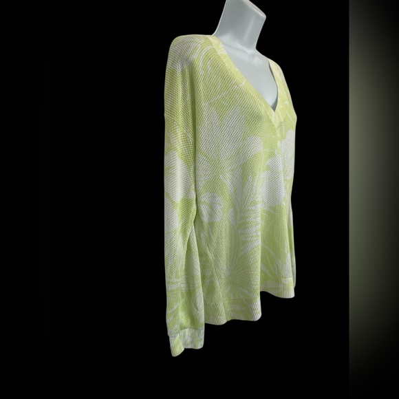 🆕 💚 NWOT Tommy Bahama Mahana Lime Green, White Tropical V-Neck Sweater | Size M - Picture 3 of 8